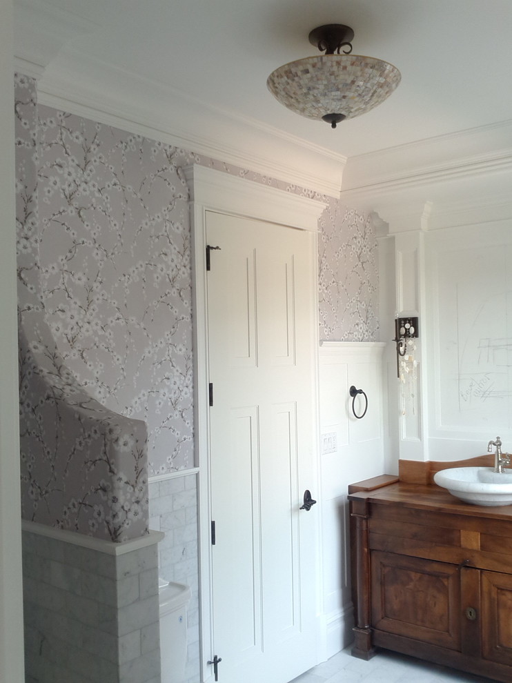 Foto på ett mellanstort shabby chic-inspirerat en-suite badrum, med möbel-liknande, skåp i mörkt trä, en toalettstol med separat cisternkåpa, flerfärgade väggar, marmorgolv, ett fristående handfat och träbänkskiva
