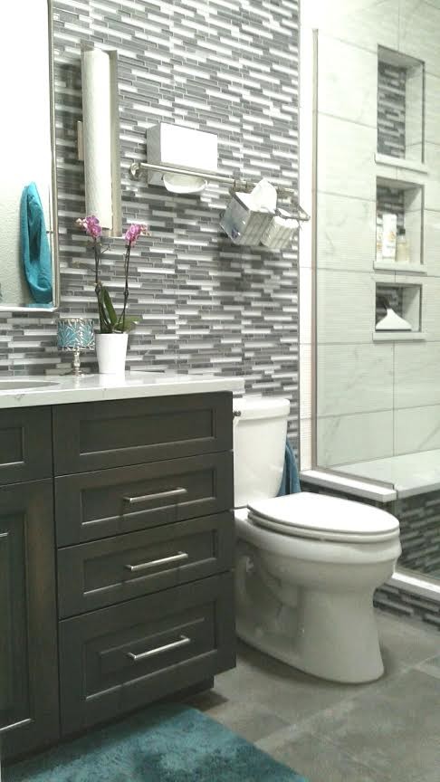 На фото: ванная комната среднего размера в стиле неоклассика (современная классика) с фасадами в стиле шейкер, серыми фасадами, душем в нише, раздельным унитазом, серой плиткой, белой плиткой, удлиненной плиткой, разноцветными стенами, полом из цементной плитки, душевой кабиной, врезной раковиной, мраморной столешницей, серым полом и душем с распашными дверями с
