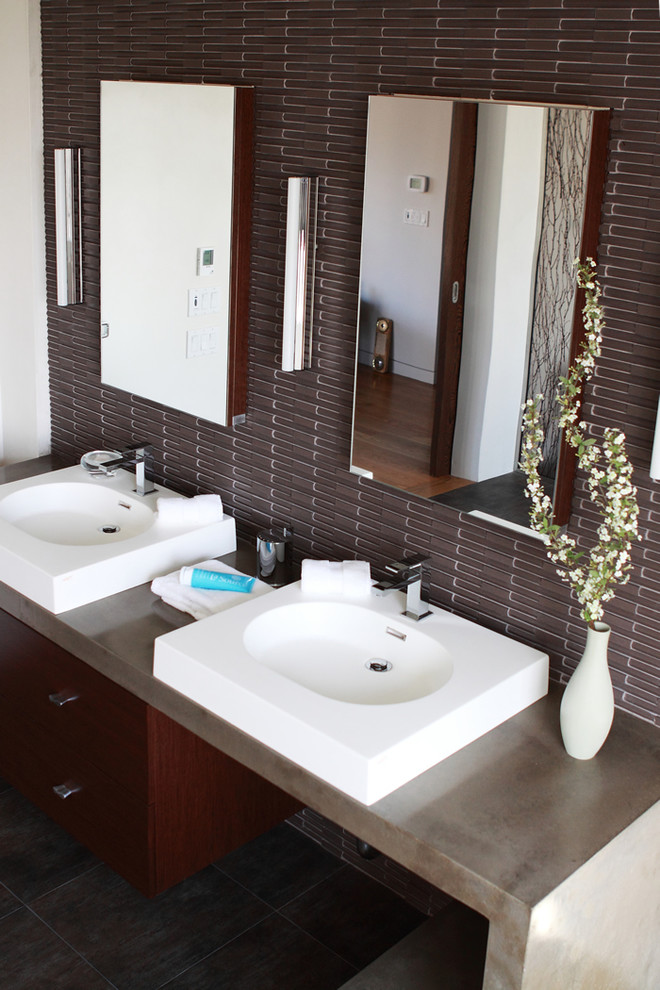 Пример оригинального дизайна: большая главная ванная комната в современном стиле с столешницей из бетона, открытыми фасадами, серыми стенами, коричневой плиткой, полом из керамической плитки, раковиной с несколькими смесителями и серым полом