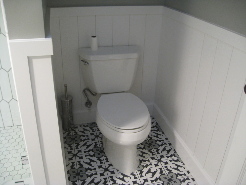 Идея дизайна: ванная комната среднего размера в стиле неоклассика (современная классика) с душем в нише, раздельным унитазом, белой плиткой, керамической плиткой, серыми стенами, душевой кабиной, раковиной с пьедесталом, разноцветным полом и душем с распашными дверями
