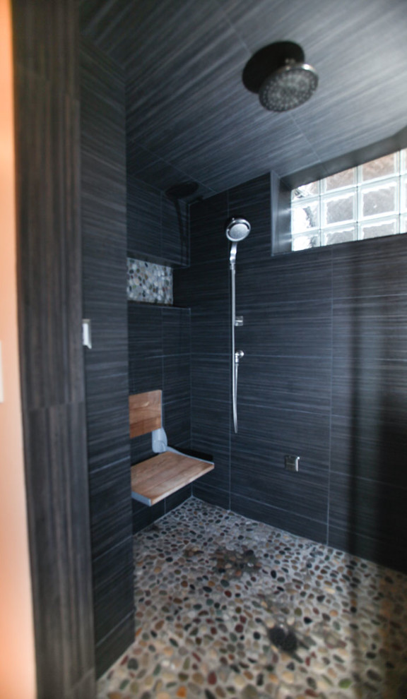 Пример оригинального дизайна: ванная комната среднего размера в современном стиле с душевой кабиной, разноцветной плиткой, галечной плиткой и открытым душем