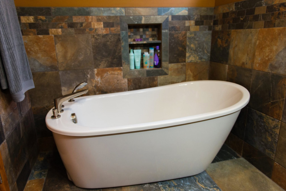 Aménagement d'une salle de bain principale classique de taille moyenne avec une baignoire indépendante, un carrelage beige, un carrelage noir, un carrelage marron, un carrelage gris, un carrelage de pierre, un mur marron, un sol en ardoise et un sol multicolore.