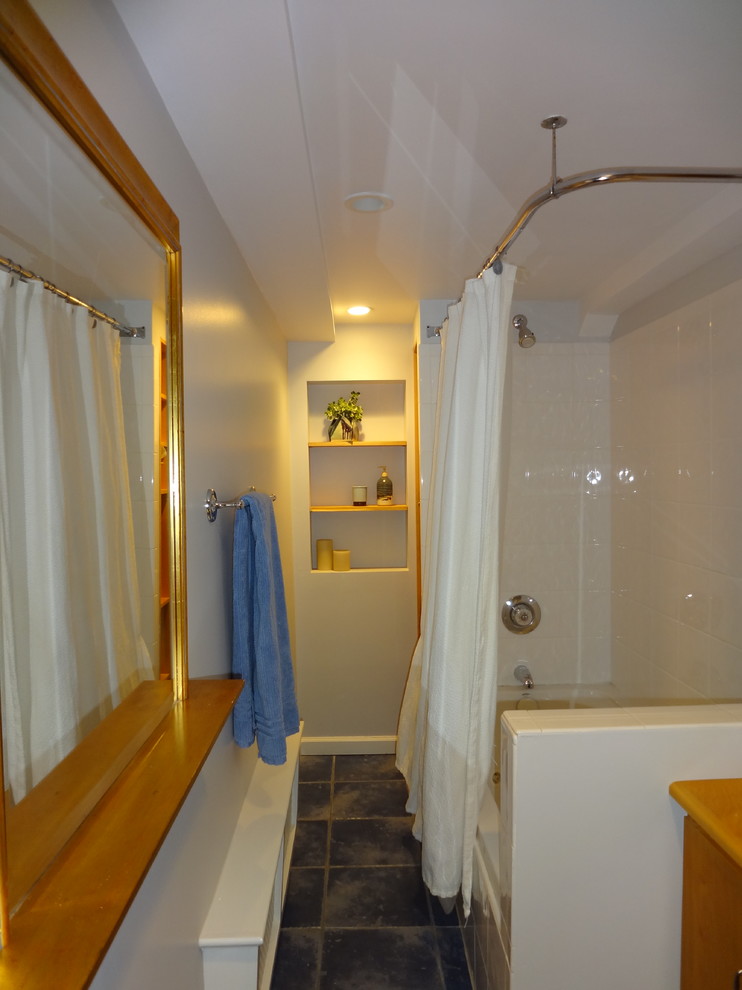 Cette image montre une salle de bain bohème de taille moyenne avec une baignoire en alcôve, un combiné douche/baignoire, un carrelage blanc, des carreaux de céramique, un mur gris et un sol en carrelage de céramique.