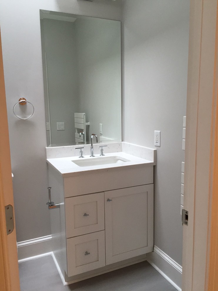 Inredning av ett klassiskt litet badrum med dusch, med skåp i shakerstil, vita skåp, grå väggar, bänkskiva i kvartsit och grått golv