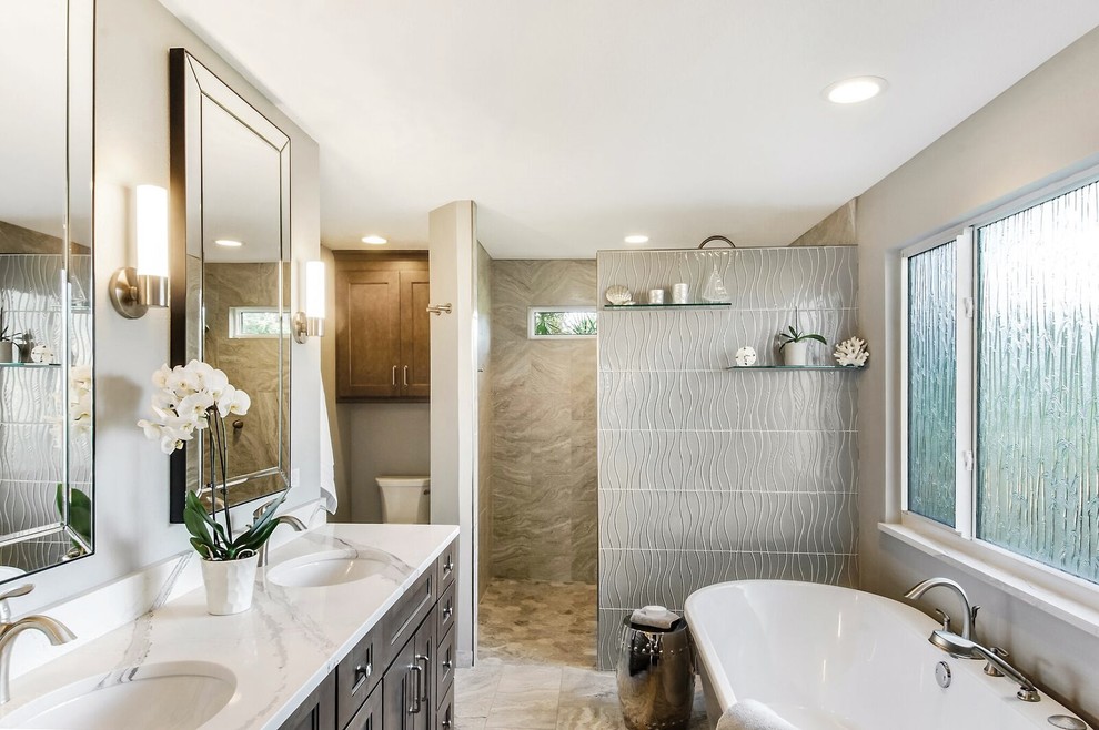 Foto di una stanza da bagno chic con top in granito, ante con riquadro incassato e ante in legno bruno