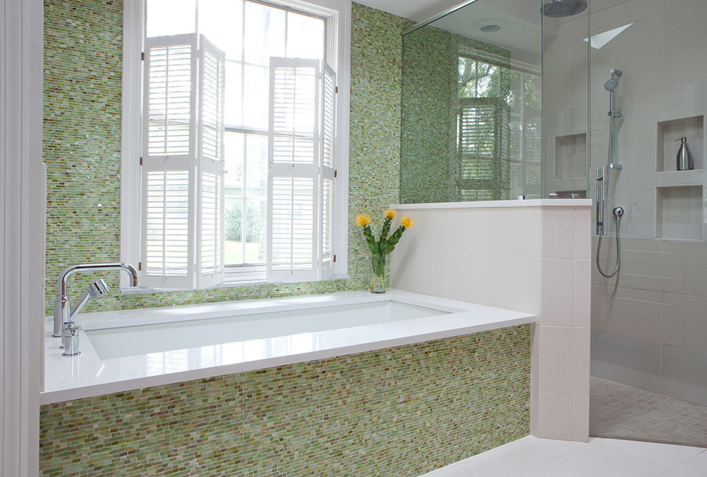 Idées déco pour une grande salle de bain principale contemporaine en bois clair avec une baignoire en alcôve, une douche d'angle, un carrelage vert, mosaïque, un mur vert, un sol en carrelage de porcelaine, un placard à porte plane et un plan de toilette en surface solide.