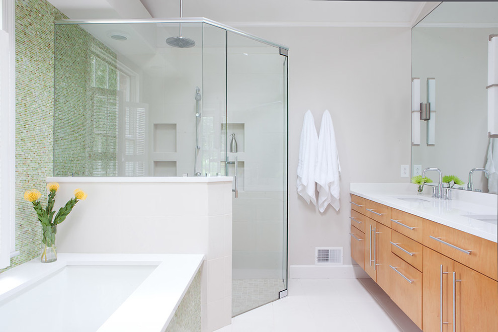 Réalisation d'une grande salle de bain principale design en bois clair avec un placard à porte plane, une baignoire en alcôve, une douche d'angle, un carrelage vert, mosaïque, un mur vert, un sol en carrelage de porcelaine, un lavabo encastré et un plan de toilette en surface solide.
