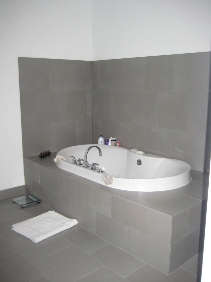 Идея дизайна: детская ванная комната среднего размера в классическом стиле с накладной ванной, душем над ванной, унитазом-моноблоком, бежевой плиткой, керамической плиткой, бежевыми стенами и полом из керамической плитки