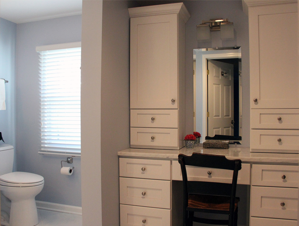 Cette image montre une salle de bain traditionnelle avec un lavabo encastré, un placard à porte shaker, des portes de placard blanches, un plan de toilette en marbre, une baignoire en alcôve, un combiné douche/baignoire, WC séparés, un carrelage blanc et un carrelage métro.