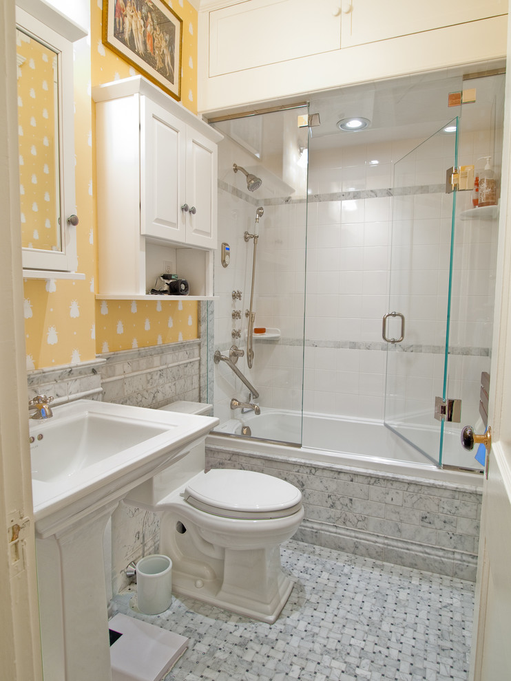 Cette image montre une salle de bain traditionnelle avec un lavabo de ferme, une baignoire en alcôve, un combiné douche/baignoire, WC séparés, un carrelage blanc, un mur jaune et un sol en carrelage de terre cuite.