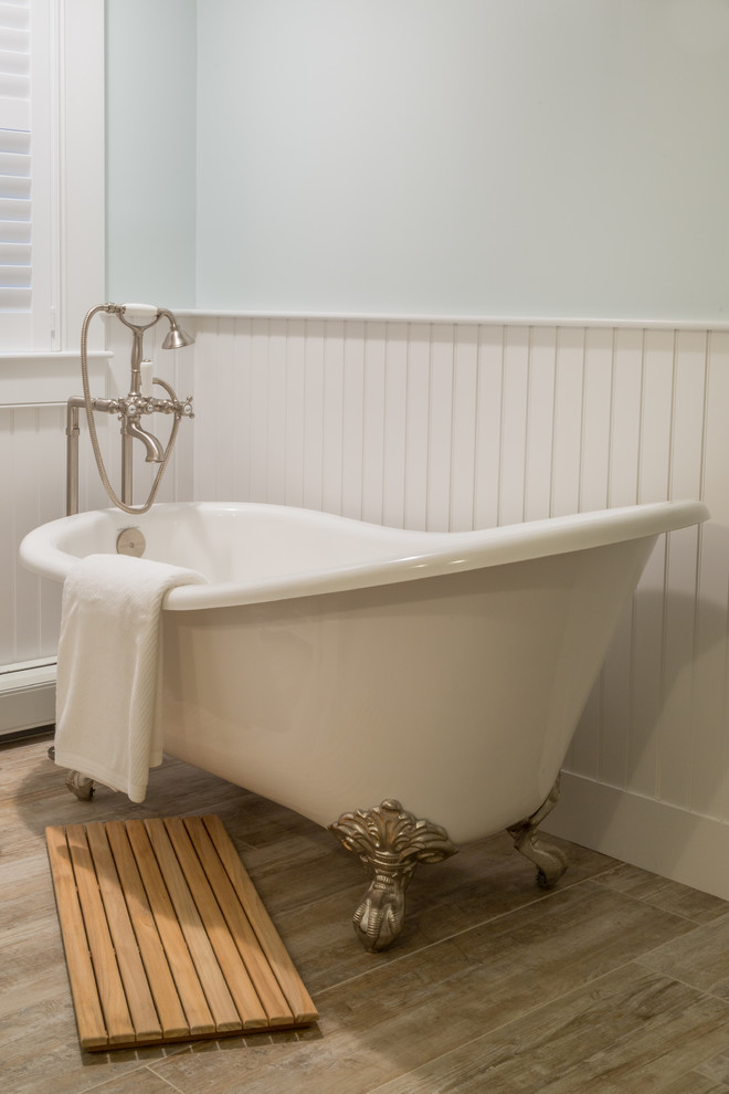 Свежая идея для дизайна: ванная комната среднего размера в морском стиле с открытыми фасадами, ванной на ножках, синими стенами, паркетным полом среднего тона, душевой кабиной, раковиной с пьедесталом, столешницей из искусственного камня и коричневым полом - отличное фото интерьера