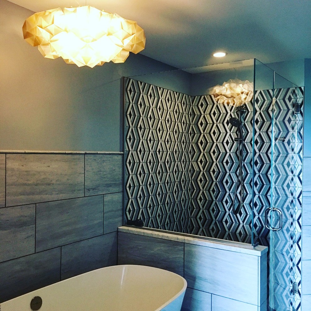 Inredning av ett modernt mellanstort vit vitt en-suite badrum, med ett fristående badkar, en hörndusch, svart och vit kakel, marmorkakel, grå väggar, marmorgolv, ett nedsänkt handfat, marmorbänkskiva, grått golv och dusch med gångjärnsdörr