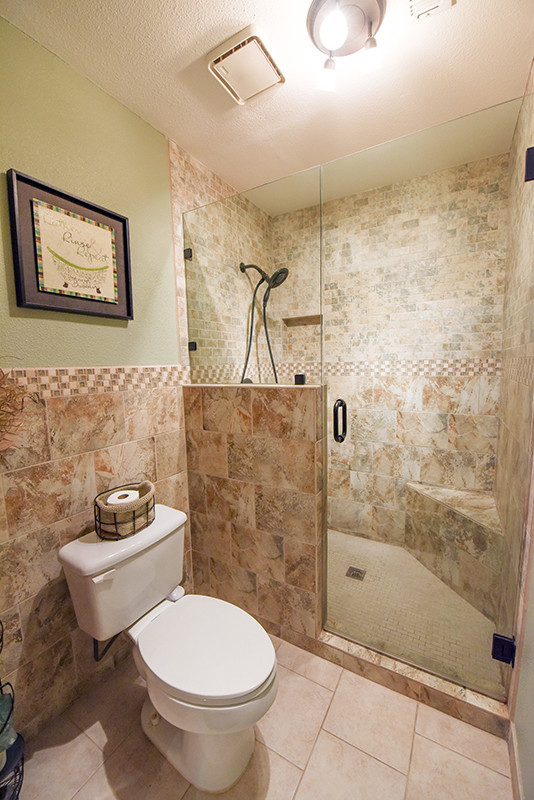 На фото: ванная комната в современном стиле с фасадами с выступающей филенкой, фасадами цвета дерева среднего тона, душем в нише, бежевой плиткой, зелеными стенами, полом из керамогранита, врезной раковиной и столешницей из гранита с
