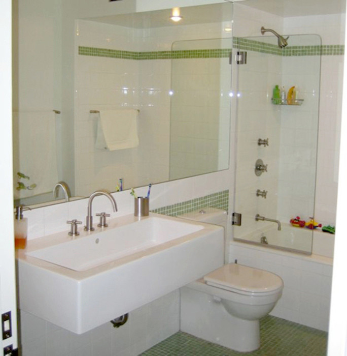 На фото: маленькая детская ванная комната с подвесной раковиной, столешницей из ламината, полновстраиваемой ванной, душем над ванной, белыми стенами и полом из мозаичной плитки для на участке и в саду с