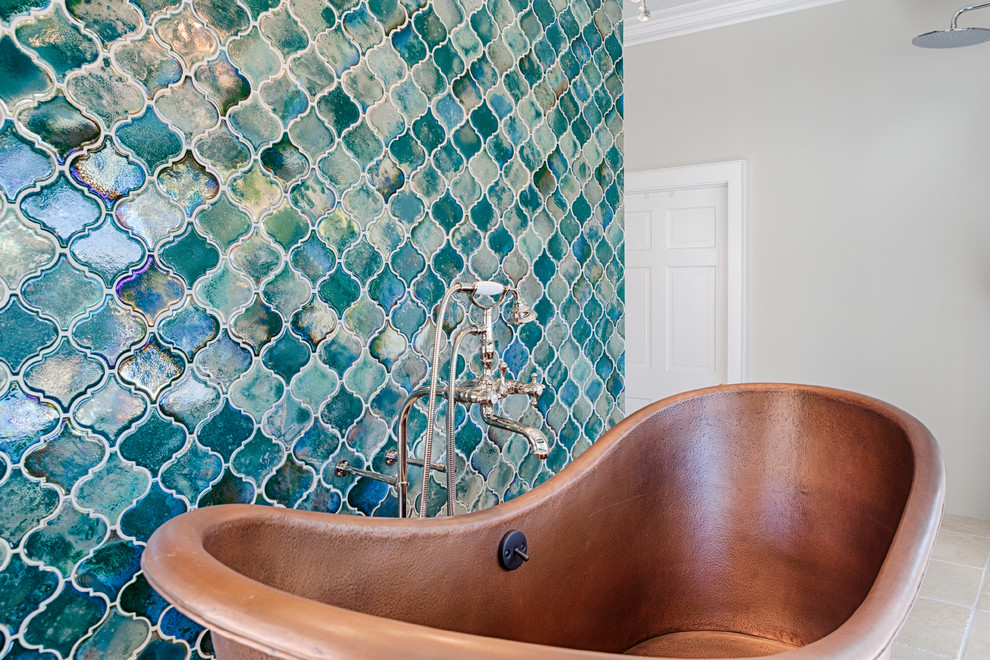 Mittelgroßes Klassisches Badezimmer mit freistehender Badewanne, grüner Wandfarbe und Porzellan-Bodenfliesen in Philadelphia