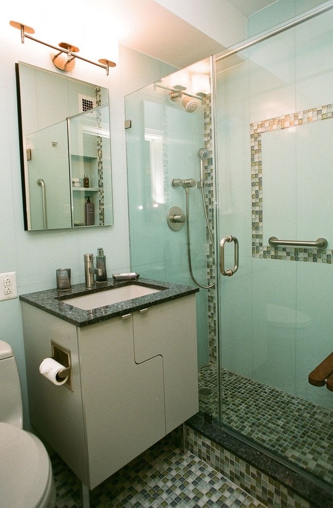 Inspiration för ett litet funkis en-suite badrum, med släta luckor, vita skåp, en dusch i en alkov, en toalettstol med separat cisternkåpa, grön kakel, glaskakel, vita väggar, mosaikgolv, ett undermonterad handfat och granitbänkskiva