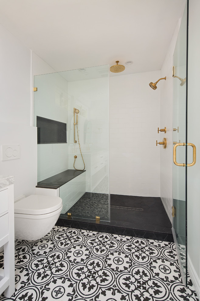 Exempel på ett stort klassiskt vit vitt en-suite badrum, med möbel-liknande, vita skåp, en dusch i en alkov, en vägghängd toalettstol, vit kakel, porslinskakel, vita väggar, cementgolv, ett undermonterad handfat, marmorbänkskiva, svart golv och dusch med gångjärnsdörr