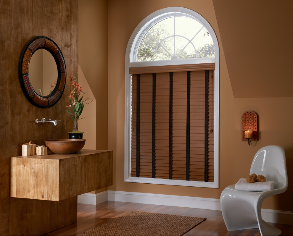 Esempio di una stanza da bagno padronale stile americano di medie dimensioni con pareti marroni, pavimento in legno massello medio, lavabo a bacinella, top in legno e pavimento marrone