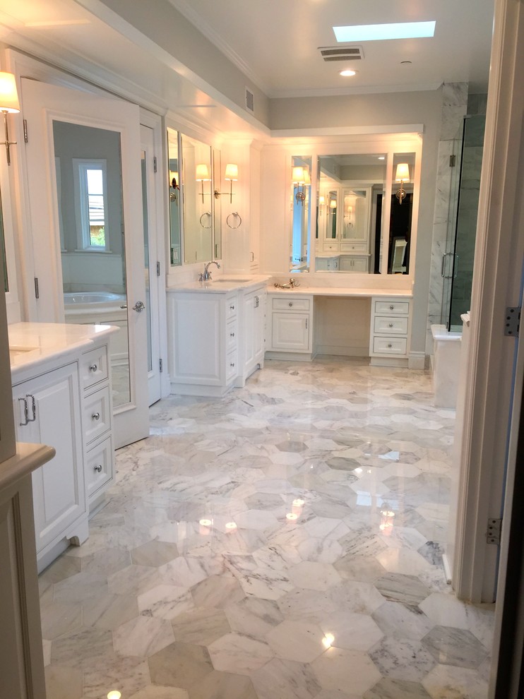 Inredning av ett klassiskt mellanstort en-suite badrum, med släta luckor, vita skåp, ett undermonterat badkar, våtrum, vita väggar, mosaikgolv, ett undermonterad handfat och bänkskiva i kalksten