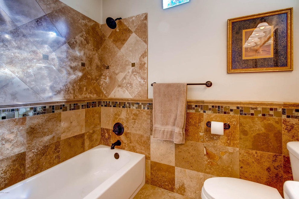フェニックスにあるサンタフェスタイルのおしゃれな浴室の写真