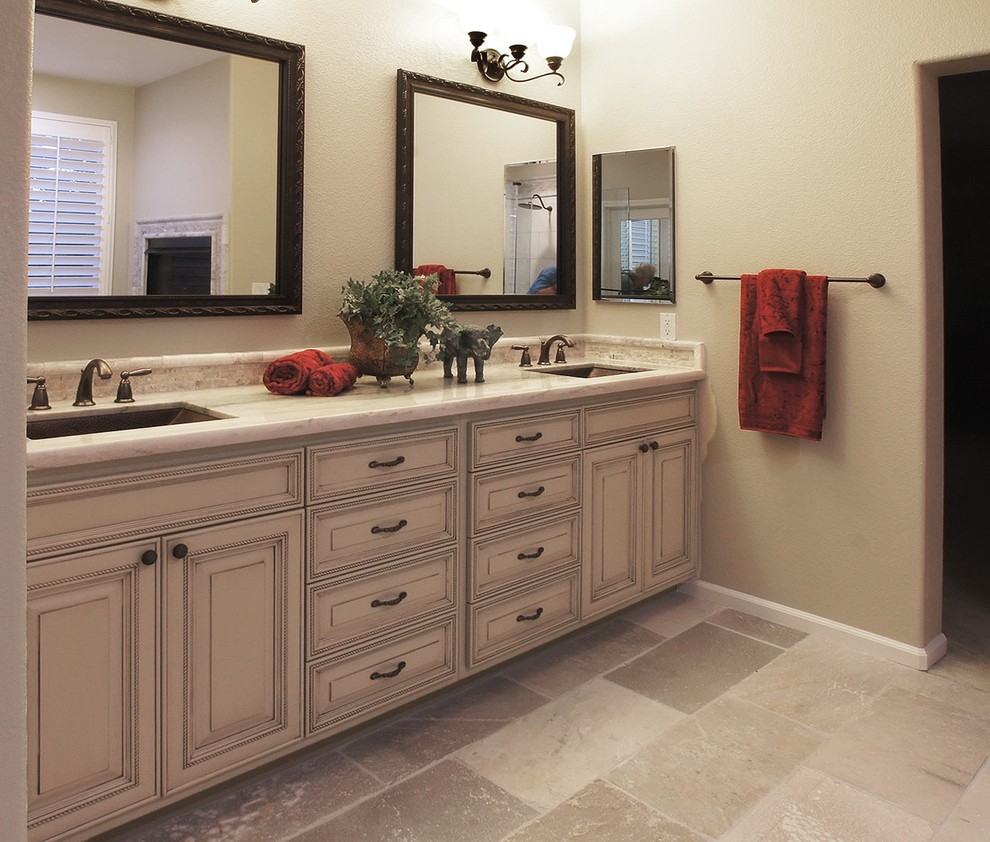Inredning av ett klassiskt en-suite badrum, med luckor med profilerade fronter, vita skåp, beige väggar, klinkergolv i keramik, ett nedsänkt handfat och granitbänkskiva