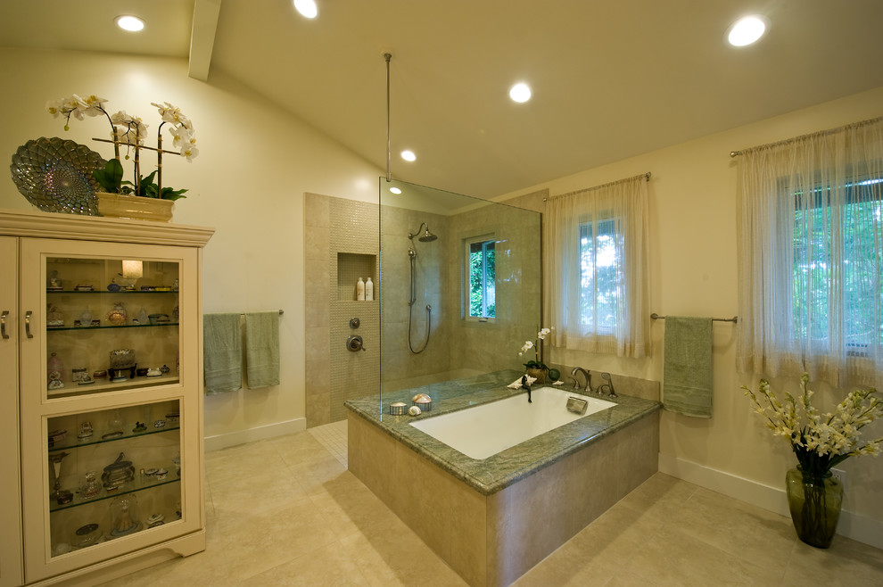 Inredning av ett klassiskt stort en-suite badrum, med granitbänkskiva, ett undermonterat badkar, en öppen dusch, beige väggar, travertin golv, beiget golv, luckor med infälld panel, beige skåp, beige kakel, ett undermonterad handfat och med dusch som är öppen