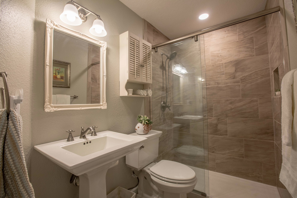 Kleines Klassisches Badezimmer mit weißen Schränken, braunem Holzboden, Duschnische, Toilette mit Aufsatzspülkasten, grauen Fliesen, grauer Wandfarbe, Sockelwaschbecken, buntem Boden, Schiebetür-Duschabtrennung und weißer Waschtischplatte in Albuquerque