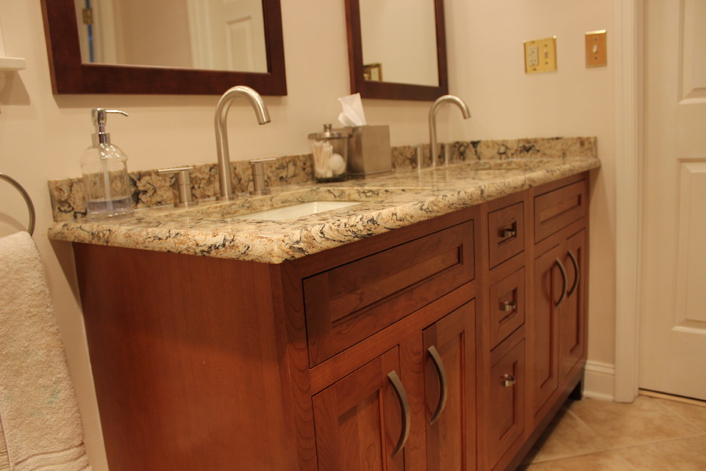 Exempel på ett mellanstort modernt badrum med dusch, med ett nedsänkt handfat, luckor med infälld panel, skåp i mellenmörkt trä och bänkskiva i kvarts