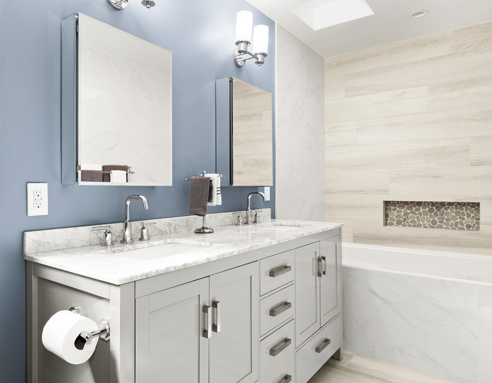 Стильный дизайн: большая главная ванная комната в стиле неоклассика (современная классика) с фасадами в стиле шейкер, серыми фасадами, белой плиткой, керамогранитной плиткой, синими стенами, полом из керамогранита, мраморной столешницей и белой столешницей - последний тренд