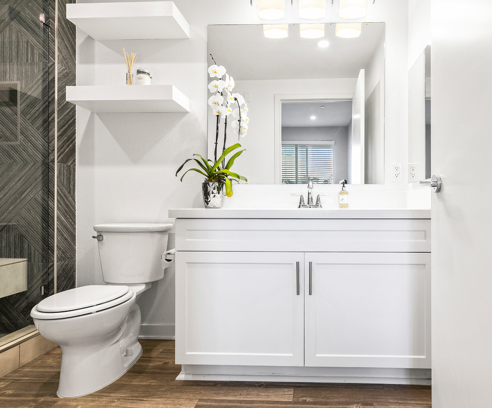 Photo of a medium sized traditional ensuite bathroom in Los Angeles with shaker cabinets, white cabinets, grey tiles, porcelain tiles, white walls, porcelain flooring, engineered stone worktops and white worktops.