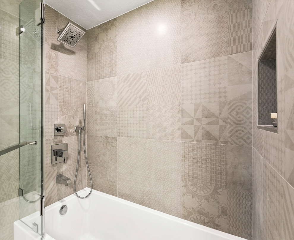 Foto di una stanza da bagno per bambini chic di medie dimensioni con vasca ad angolo, piastrelle grigie, piastrelle in gres porcellanato e pareti bianche