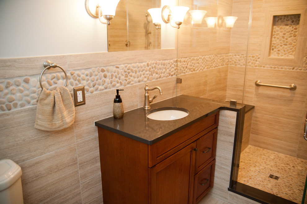 Пример оригинального дизайна: ванная комната среднего размера в классическом стиле с фасадами в стиле шейкер, темными деревянными фасадами, душем в нише, унитазом-моноблоком, бежевой плиткой, керамогранитной плиткой, разноцветными стенами, полом из керамогранита, душевой кабиной, врезной раковиной и столешницей из цинка