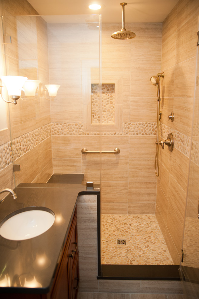 Стильный дизайн: ванная комната среднего размера в классическом стиле с фасадами в стиле шейкер, темными деревянными фасадами, душем в нише, унитазом-моноблоком, бежевой плиткой, керамогранитной плиткой, разноцветными стенами, полом из керамогранита, душевой кабиной, врезной раковиной и столешницей из цинка - последний тренд