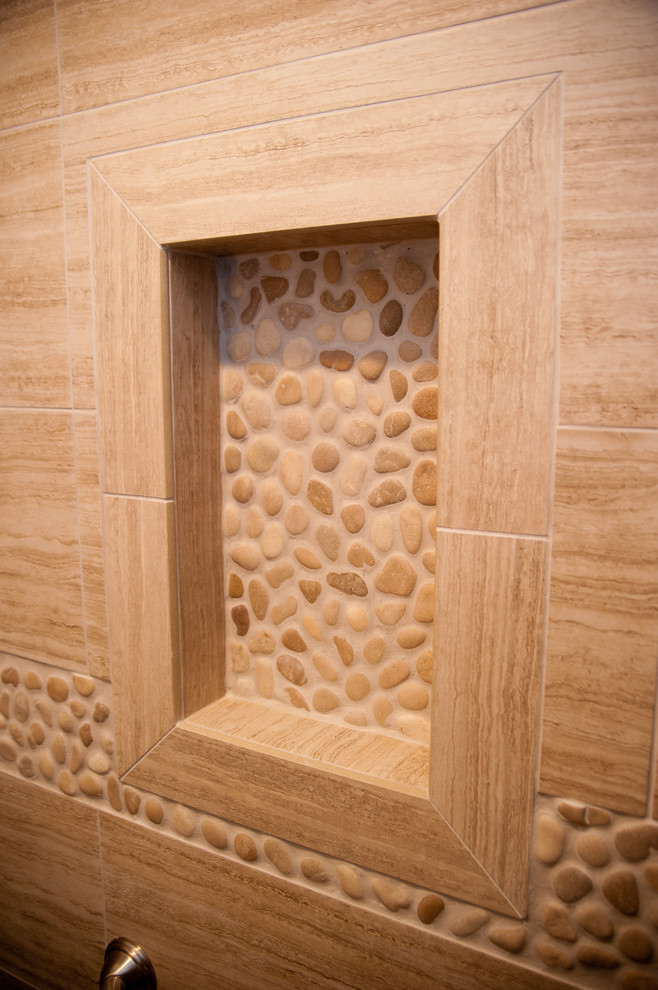 Immagine di una piccola stanza da bagno padronale classica con doccia alcova, piastrelle beige e piastrelle in gres porcellanato