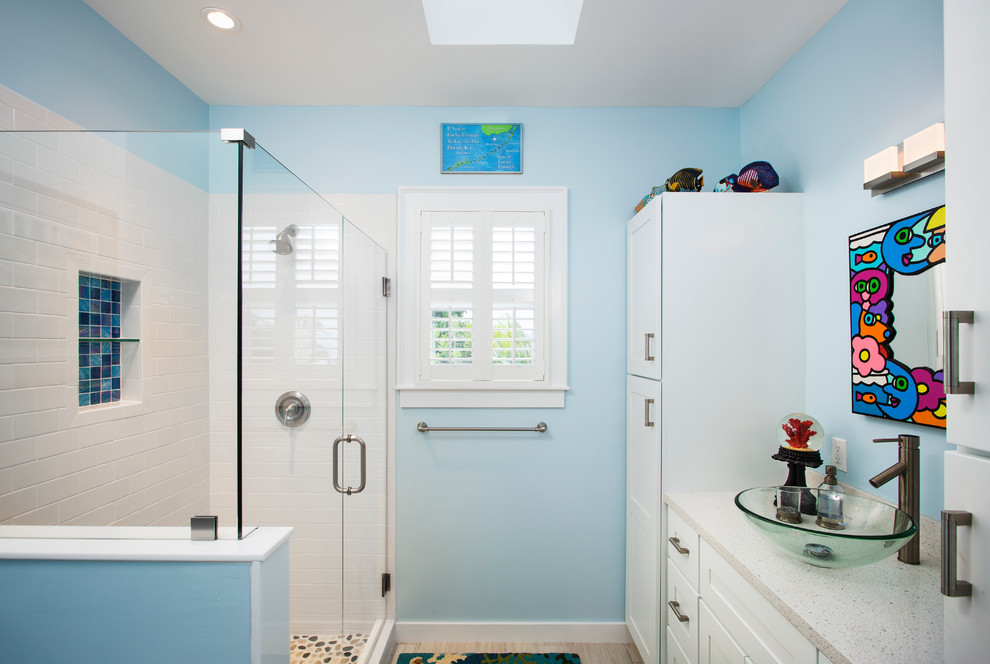 Источник вдохновения для домашнего уюта: маленькая главная ванная комната в морском стиле с фасадами в стиле шейкер, белыми фасадами, угловым душем, белой плиткой, керамической плиткой, синими стенами, полом из керамической плитки, настольной раковиной и столешницей из искусственного кварца для на участке и в саду
