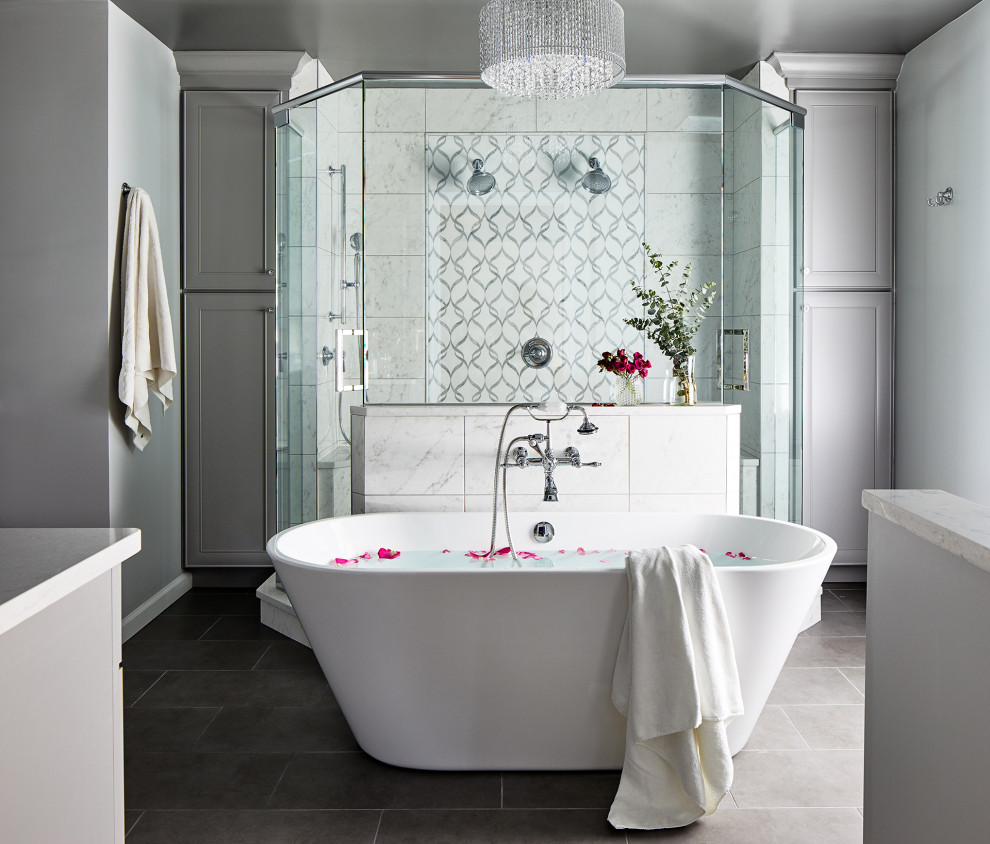 Modelo de cuarto de baño tradicional renovado grande con bañera exenta, ducha doble, suelo gris y ducha con puerta con bisagras