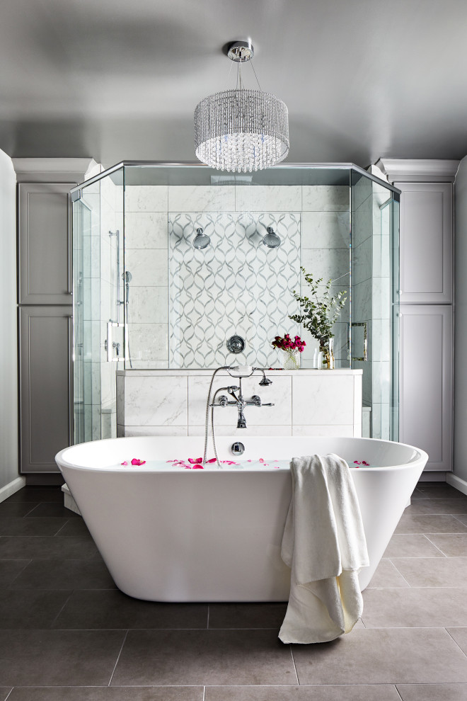 Diseño de cuarto de baño clásico renovado grande con bañera exenta, ducha doble, suelo gris y ducha con puerta con bisagras