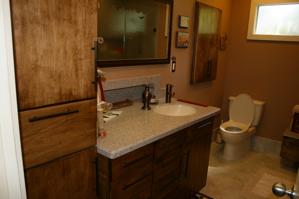 Пример оригинального дизайна: ванная комната среднего размера в классическом стиле с плоскими фасадами, темными деревянными фасадами, раздельным унитазом, разноцветной плиткой, плиткой из листового камня, коричневыми стенами, полом из керамогранита, душевой кабиной, врезной раковиной, столешницей из ламината, душем в нише, бежевым полом и душем с раздвижными дверями