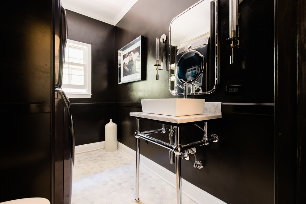 Idee per una grande stanza da bagno minimalista con ante lisce, ante bianche, parquet scuro e pavimento marrone