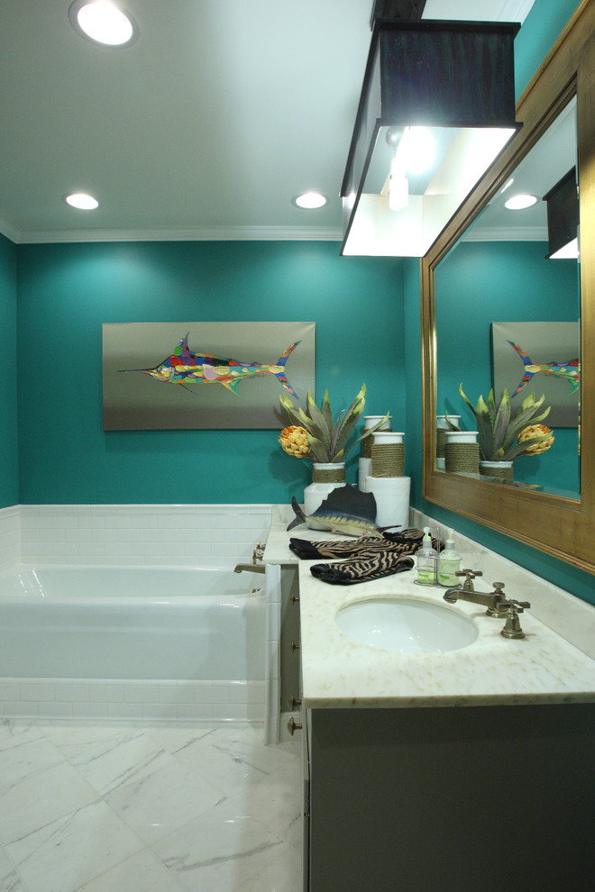 Источник вдохновения для домашнего уюта: ванная комната среднего размера в классическом стиле с накладной раковиной, ванной в нише, унитазом-моноблоком, плоскими фасадами, серыми фасадами, мраморной столешницей, белой плиткой, плиткой кабанчик, синими стенами и мраморным полом