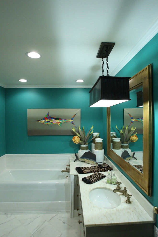 Foto di una stanza da bagno tropicale di medie dimensioni con lavabo da incasso, vasca ad alcova, WC monopezzo, ante lisce, ante grigie, top in marmo, piastrelle bianche, piastrelle diamantate, pareti blu e pavimento in marmo