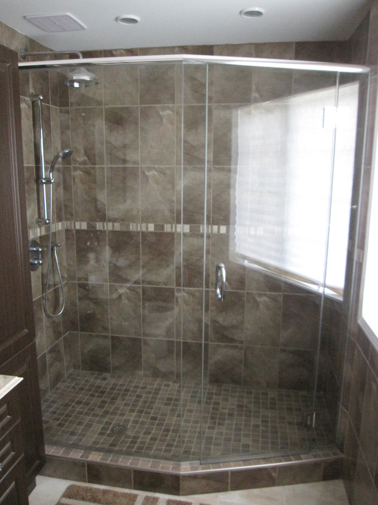 Example of a mid-sized minimalist master brown tile and porcelain tile porcelain tile alcove shower design in Montreal with an undermount sink, beaded inset cabinets, dark wood cabinets, marble countertops, a one-piece toilet and beige walls
