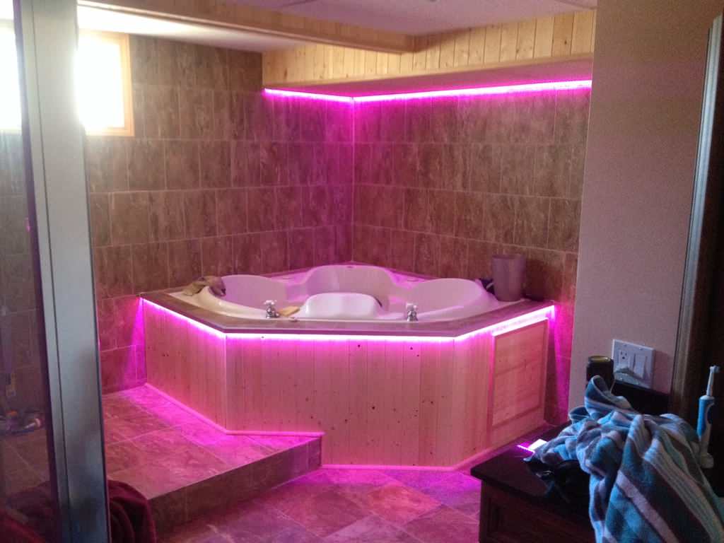 75 photos et idées déco de salles de bain roses avec une baignoire d'angle  - Juin 2023 | Houzz FR