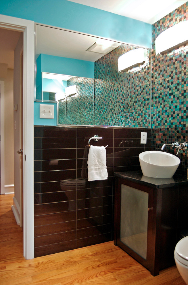 Modernes Badezimmer mit Mosaikfliesen in Philadelphia