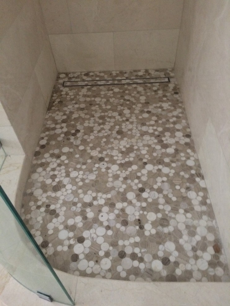 Ispirazione per una stanza da bagno design con doccia alcova, piastrelle marroni e piastrelle in ceramica