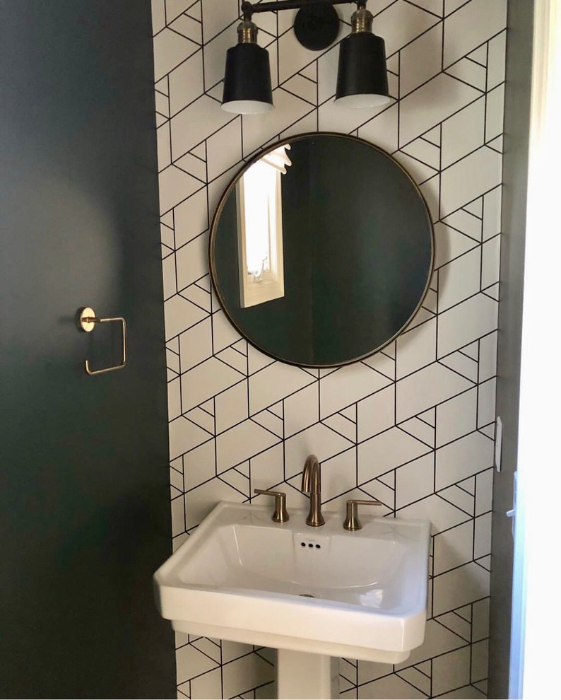 Kleines Retro Badezimmer mit grüner Wandfarbe, braunem Holzboden und Sockelwaschbecken in Kansas City