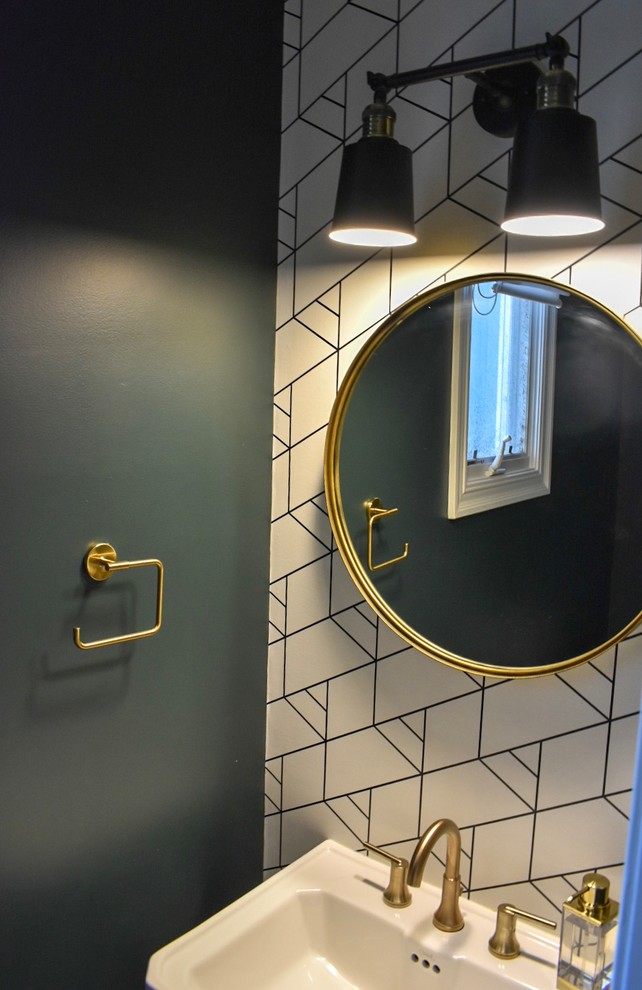 Idée de décoration pour une petite salle de bain minimaliste avec un carrelage vert, un mur vert et un lavabo de ferme.