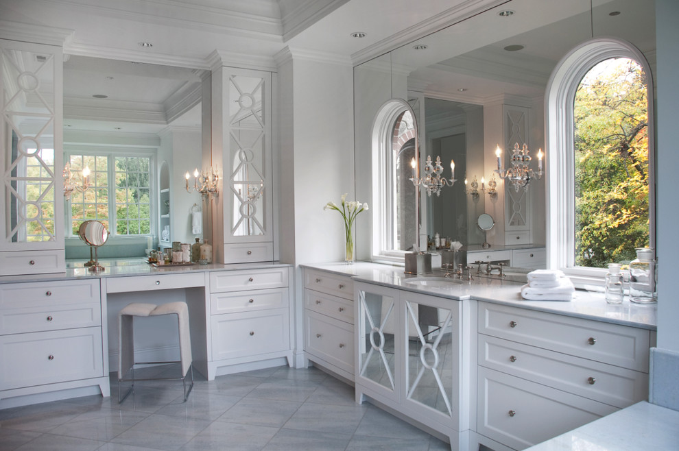 Идея дизайна: главная ванная комната среднего размера в классическом стиле с врезной раковиной, фасадами в стиле шейкер, белыми фасадами, мраморной столешницей, белой плиткой, белыми стенами и мраморным полом