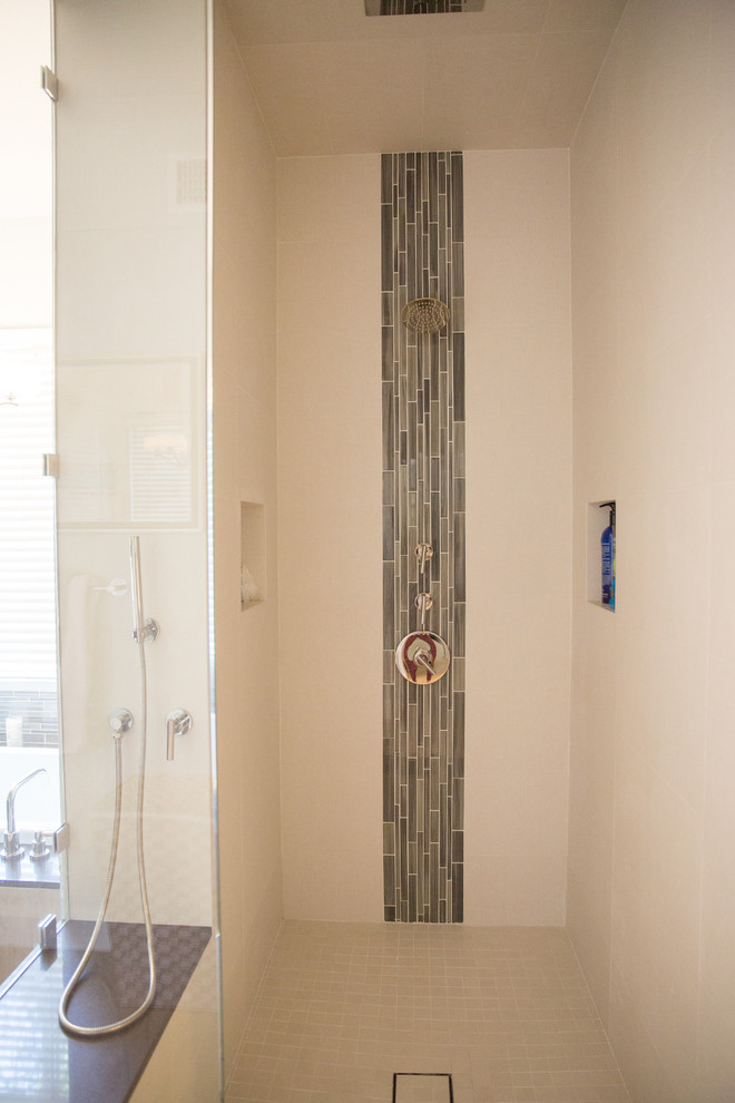 Inspiration pour une grande douche en alcôve principale design en bois foncé avec un lavabo intégré, un placard à porte affleurante, un plan de toilette en calcaire, une baignoire posée, WC à poser, un carrelage gris, un mur gris et parquet clair.