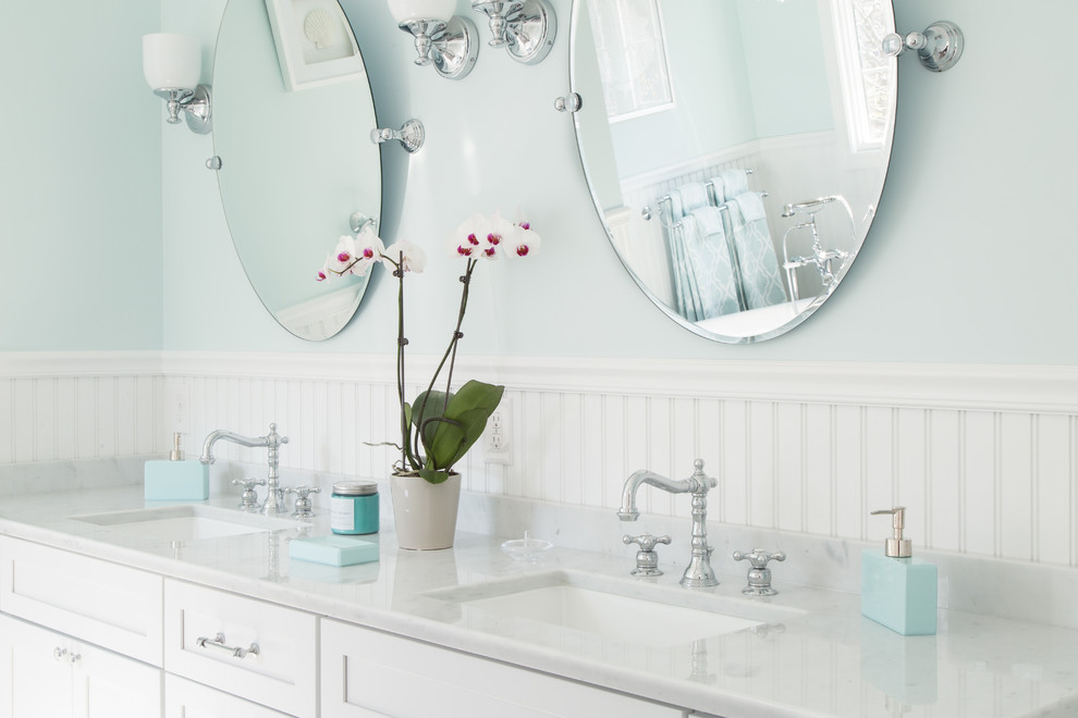 Идея дизайна: главная ванная комната в стиле неоклассика (современная классика) с фасадами в стиле шейкер, белыми фасадами, отдельно стоящей ванной, серой плиткой, синими стенами, врезной раковиной и мраморной столешницей